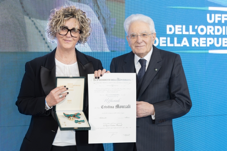 Il Presidente Sergio Mattarella consegna l'onorificenza di Ufficiale dell'Ordine al merito della Repubblica Italiana a Cristina Monzali, conferita motu proprio

