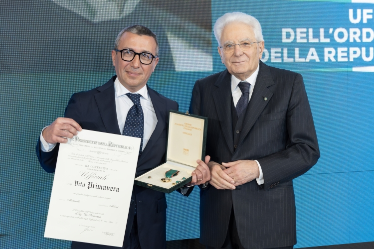 Il Presidente Sergio Mattarella consegna l'onorificenza di Ufficiale dell'Ordine al merito della Repubblica Italiana a Vito Primavera, conferita motu proprio
