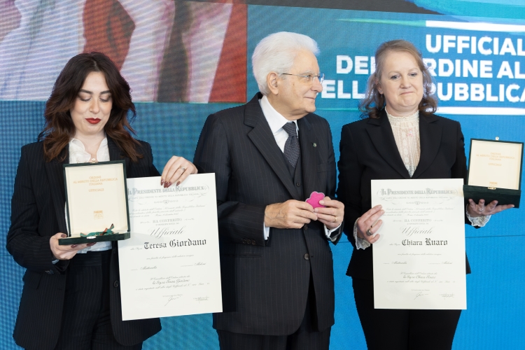 Il Presidente Sergio Mattarella consegna l'onorificenza di Ufficiale dell'Ordine al merito della Repubblica Italiana a Chiara Ruaro e Teresa Giordano, conferita motu proprio


