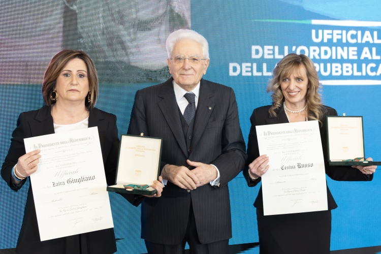 Il Presidente Sergio Mattarella consegna l'onorificenza di Ufficiale dell'Ordine al merito della Repubblica Italiana a Cesina Russo e Zaira Giugliano, conferita motu proprio
