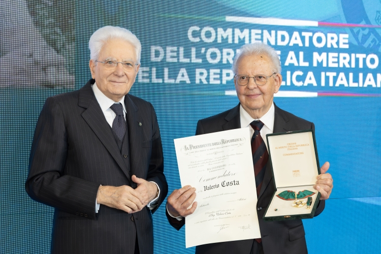 Il Presidente Sergio Mattarella consegna l'onorificenza di Commendatore dell'Ordine al merito della Repubblica Italiana a Valerio Costa, conferita motu propri
