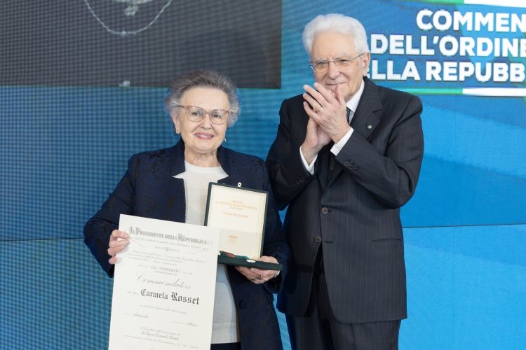 Il Presidente Sergio Mattarella consegna l'onorificenza di Commendatore dell'Ordine al merito della Repubblica Italiana a Carmela Rosset, conferita motu propri
