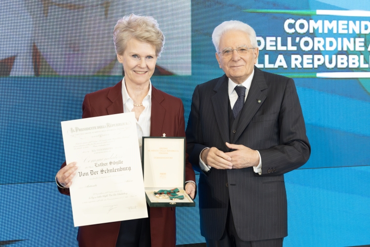 Il Presidente Sergio Mattarella consegna l'onorificenza di Commendatore dell'Ordine al merito della Repubblica Italiana a Esther Sibylle von der Schulenburg, conferita motu propri
