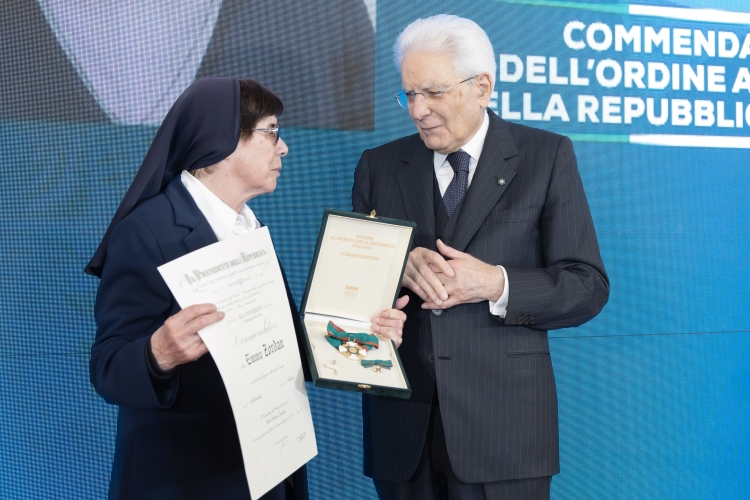 Il Presidente Sergio Mattarella consegna l'onorificenza di Commendatore dell'Ordine al merito della Repubblica Italiana a Suor Emma Zordan, conferita motu propri
