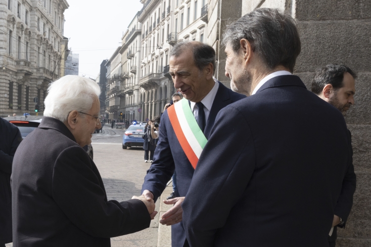 Il Presidente della Repubblica Sergio Mattarella accolto da Attilio Fontana, Presidente della Regione Lombardia, e da Giuseppe Sala, Sindaco di Milano, in occasione della cerimonia in occasione del 150° anniversario della fondazione del Corriere della Sera   