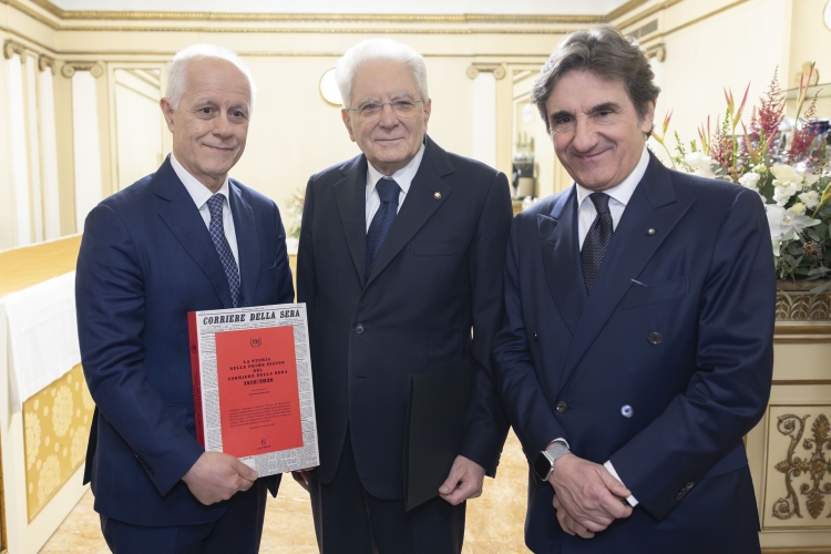 Il Presidente della Repubblica Sergio Mattarella con Luciano Fontana, Direttore del Corriere della Sera, e con Urbano Cairo, Presidente RCS MediaGroup, in occasione della cerimonia in occasione del 150° anniversario della fondazione del Corriere della Sera