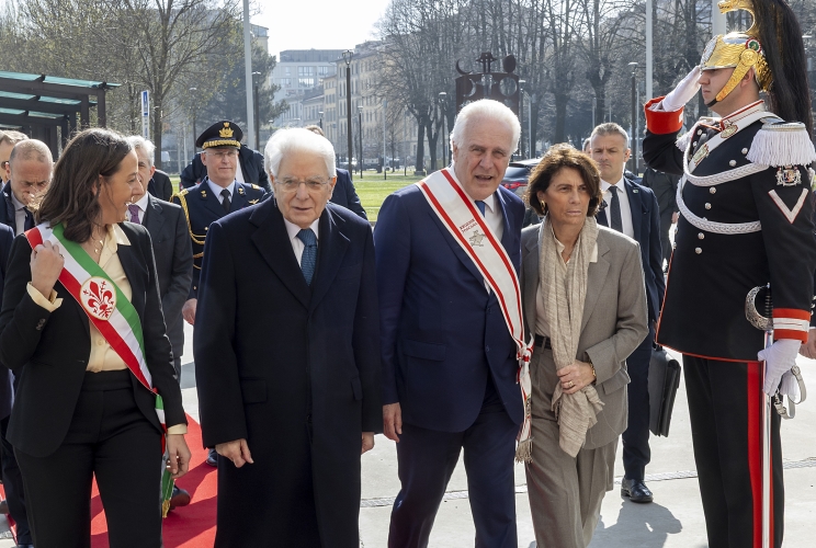 Il Presidente della Repubblica Sergio Mattarella con Eugenio Giani, Presidente della Regione Toscana e Sara Funaro, Sindaco della Città metropolitana di Firenze, alla cerimonia di conferimento della Laurea magistrale Honoris Causa in “Politica, Istituzioni e Mercato” al Presidente della Repubblica, in occasione dei 150 anni della Scuola di Scienze politiche “Cesare Alfieri"