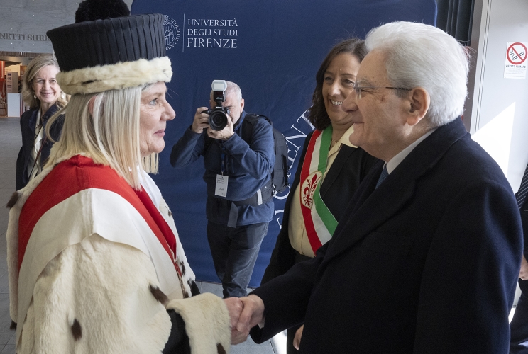 Il Presidente della Repubblica Sergio Mattarella accolto dalla Prof.ssa Alessandra Petrucci, Magnifica Rettrice dell’Università degli Studi di Firenze, alla cerimonia di conferimento della Laurea magistrale Honoris Causa in “Politica, Istituzioni e Mercato” al Presidente della Repubblica, in occasione dei 150 anni della Scuola di Scienze politiche “Cesare Alfieri”