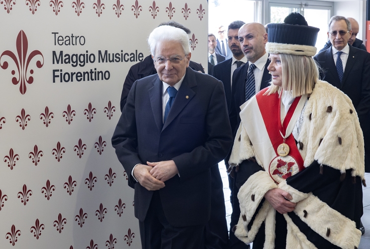 Il Presidente della Repubblica Sergio Mattarella  con la Prof.ssa Alessandra Petrucci, Magnifica Rettrice dell’Università degli Studi di Firenze, alla cerimonia di conferimento della Laurea magistrale Honoris Causa in “Politica, Istituzioni e Mercato” al Presidente della Repubblica, in occasione dei 150 anni della Scuola di Scienze politiche “Cesare Alfieri”