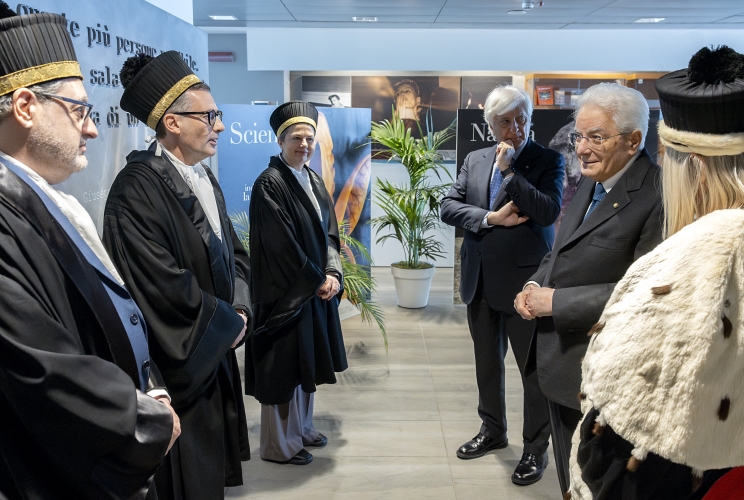 Il Presidente della Repubblica Sergio Mattarella  con il Prof. Alessandro Chiaramonte, Direttore del Dipartimento di Scienze Politiche e Sociali, il Prof. Andrea Lippi, Presidente della Scuola di Scienze Politiche “Cesare Alfieri” e la Prof.ssa Maria Grazia Pazienza, Presidente del Corso di Laurea Magistrale in Politica, Istituzioni e Mercato, alla cerimonia di conferimento della Laurea magistrale Honoris Causa in “Politica, Istituzioni e Mercato” 