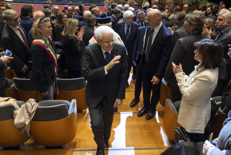 Il Presidente della Repubblica Sergio Mattarella al termine della cerimonia di conferimento della Laurea magistrale Honoris Causa in “Politica, Istituzioni e Mercato” al Presidente della Repubblica, in occasione dei 150 anni della Scuola di Scienze politiche “Cesare Alfieri”