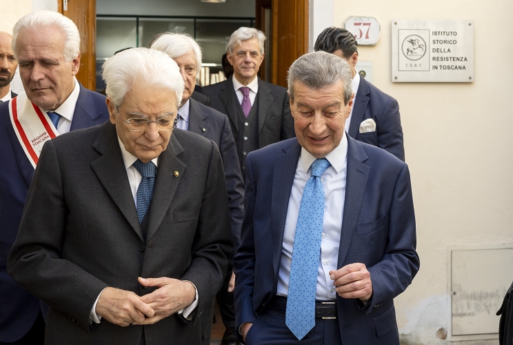 Il Presidente della Repubblica Sergio Mattarella con Vannino Chiti, Presidente dell’Istituto Storico Toscano della Resistenza e dell’Età Contemporanea,  al termine della visita all'Istituto