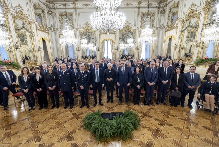 Il Presidente Sergio Mattarella al termine dell'incontro con Stefano Carmine De Michele, Capo del Dipartimento dell’Amministrazione Penitenziaria, e una rappresentanza del Corpo di Polizia Penitenziaria 