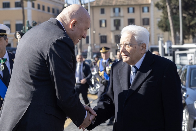 Il Presidente della Repubblica Sergio Mattarella all'Altare della Patria, accolto da Guido Crosetto, Ministro della difesa, in occasione del 165° anniversario della Giornata dell’Unità Nazionale

