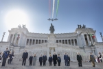 Il Presidente Mattarella depone una corona d'alloro sulla Tomba del Milite Ignoto in occasione del 165° anniversario dell'Unità Nazionale