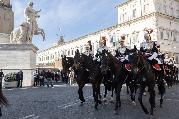 Cambio della Guardia solenne con lo schieramento e lo sfilamento del Reggimento Corazzieri e della Fanfara del IV Reggimento Carabinieri a cavallo in occasione della Giornata dell'Unità Nazionale
