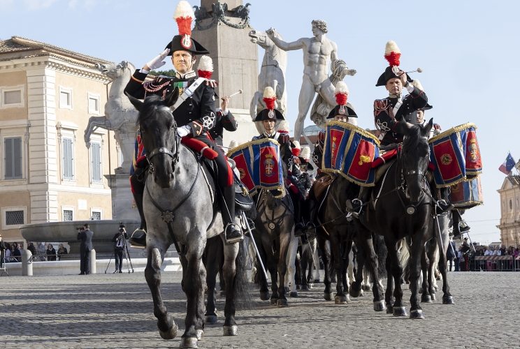 Cambio della Guardia solenne con lo schieramento e lo sfilamento del Reggimento Corazzieri e della Fanfara del IV Reggimento Carabinieri a cavallo in occasione della Giornata dell'Unità Nazionale