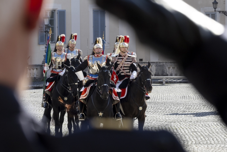 Cambio della Guardia solenne con lo schieramento e lo sfilamento del Reggimento Corazzieri e della Fanfara del IV Reggimento Carabinieri a cavallo in occasione della Giornata dell'Unità Nazionale