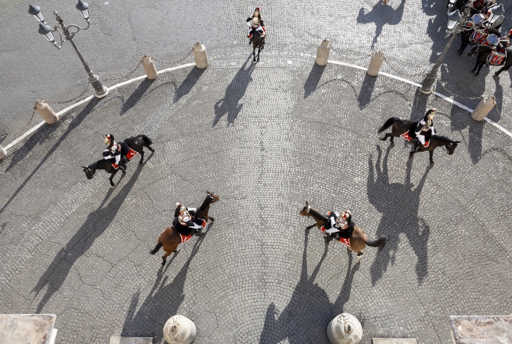 Cambio della Guardia solenne con lo schieramento e lo sfilamento del Reggimento Corazzieri e della Fanfara del IV Reggimento Carabinieri a cavallo in occasione della Giornata dell'Unità Nazionale