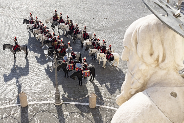 Cambio della Guardia solenne con lo schieramento e lo sfilamento del Reggimento Corazzieri e della Fanfara del IV Reggimento Carabinieri a cavallo in occasione della Giornata dell'Unità Nazionale
