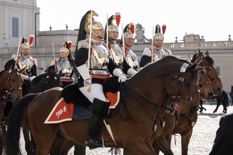 Cambio della Guardia solenne con lo schieramento e lo sfilamento del Reggimento Corazzieri e della Fanfara del IV Reggimento Carabinieri a cavallo in occasione della Giornata dell'Unità Nazionale

