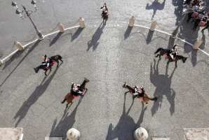 Cambio della Guardia solenne con lo schieramento e lo sfilamento del Reggimento Corazzieri e della Fanfara del IV Reggimento Carabinieri a cavallo in occasione della Giornata dell'Unità Nazionale
