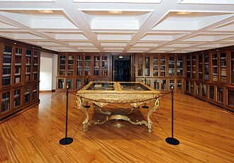 un ambiente della biblioteca con scaffali e libri