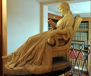 statua in marmo di donna che legge. Titolo opera: "La lettura della Bibbia" (1875), 
                       di Eugenio Castellani