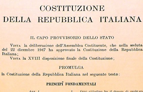 Prima pagina tratta da uno dei tre originali della Costituzione italiana