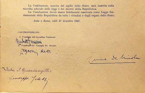 Ultima pagina tratta da uno dei tre originali della Costituzione italiana</strong>
